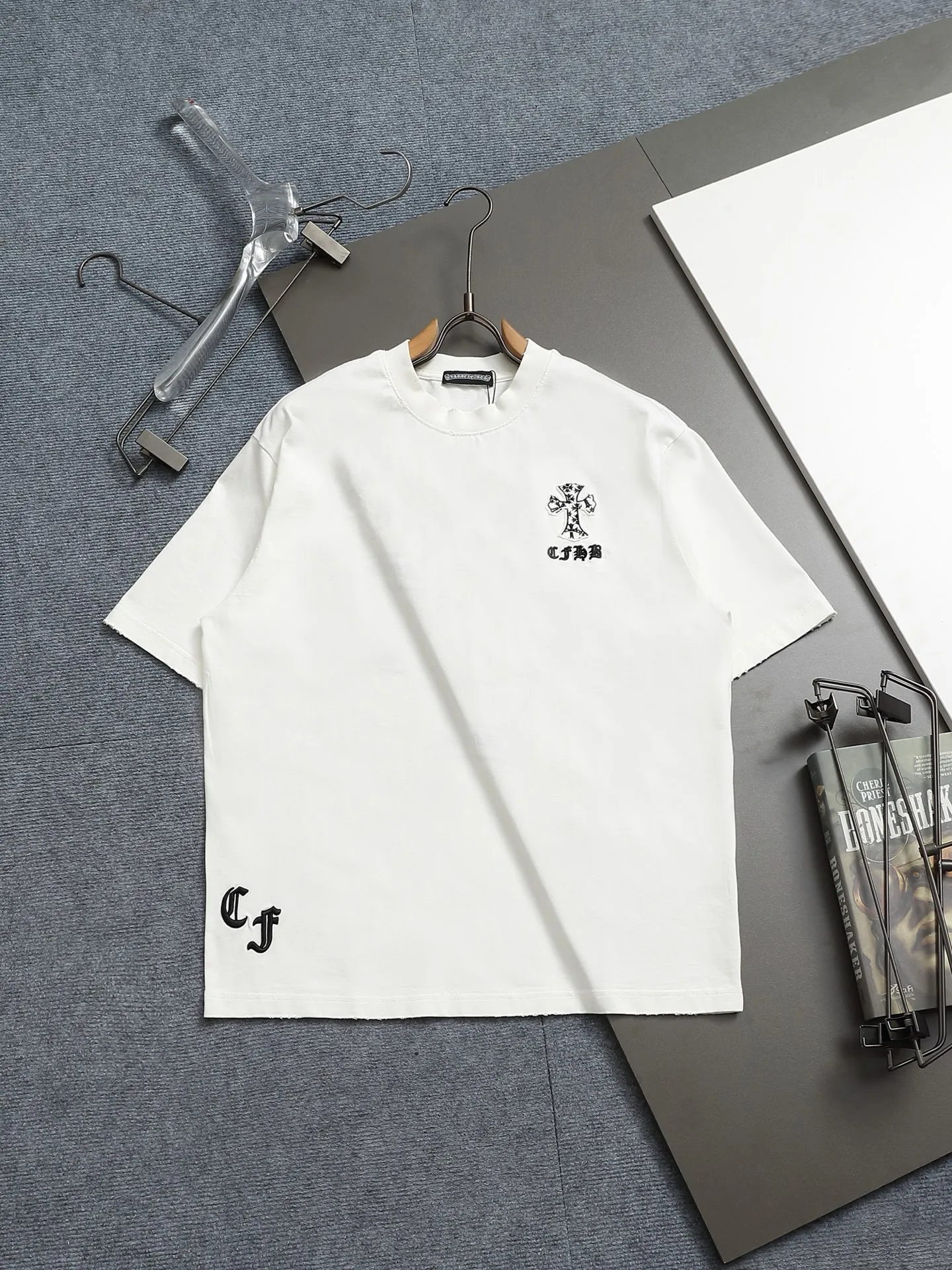 P210 𝗖𝗵𝗿𝗼𝗺𝗲 𝗛𝗲𝗮𝗿𝘁𝘀/Cro Heart 2025 Cross Patch Embroidery Summer New Original Single Counter American Acid Washed Distressed Laser Burnt Patch Embroidery Couple Casual Short Sleeve T-shirt 👑The highest version! Customized fabric 300g double yarn! American acid-washed and distressed original fabric laser burnt ✟appliqué embroidery and exquisite embroidery of letters! The best-selling model at the counter. It is very comfortable to wear. It is low-key yet luxurious. It is very classy when worn. The large size and tailoring are needless to say. The upper body is exquisite and vivid. 👍High-end first-class materials. A truly palace-level product. The cotton from Turkey is of outstanding quality. After heavy washing, the clothes are very soft! Not picky, the upper body is absolutely stylish and extremely luxurious. Auxiliary materials: The original model has been authenticated and labeled ➕100% silk washed with water label. Genuine purchase-grade original hangtag➕matching hanging rope➕3D hanging beads➕original packaging bag. Craftsmanship: The original version has consistent wiring! The highest version of the armhole matching technique! Countless times of pattern making to 100% restore the original appearance! The correct version is the same for men and women, super eye-catching, super good-looking, and super atmospheric! Color: White Black Size: S-XL